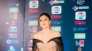 Malam itu menjadi sorotan tidak hanya karena kehadiran para pelaku seni dari berbagai negara, tetapi juga penampilan memukau selebriti Indonesia, salah satunya Wulan Guritno. [@snap.nuel].