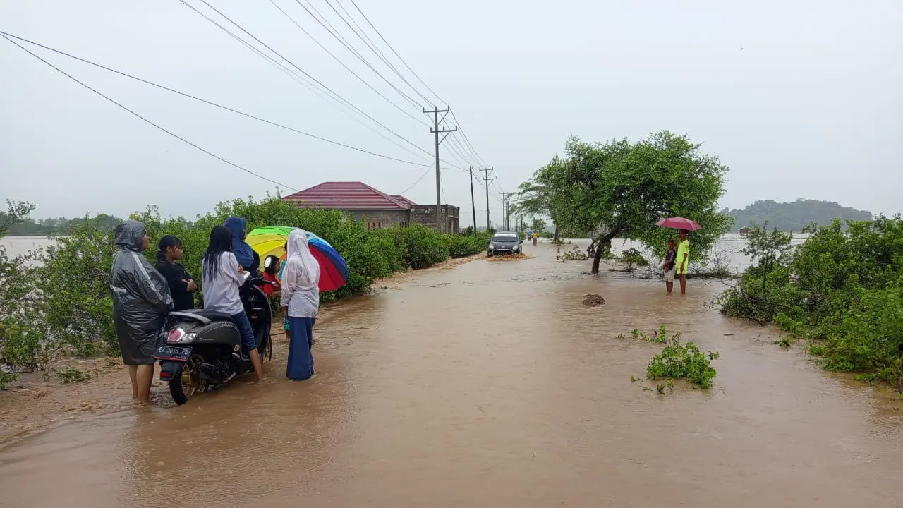 Banjir di Dompu, Selasa (21/1/2025). (Foto: Liputan6.com/Miftahul Yani)