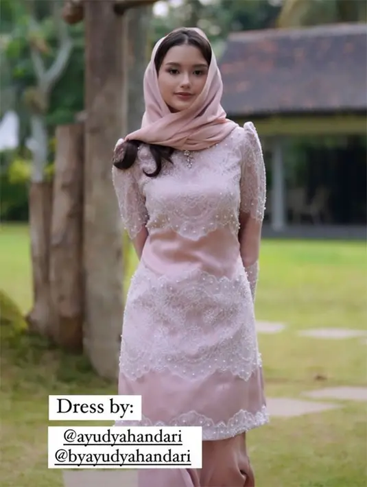 Pada momen pengajian dan gender reveal, Sarah membuat banyak warganet pangling. Bahkan dipuji makin cantik dengan kerudung yang menutup rambutnya. [Instagram/ssarah_menzel]