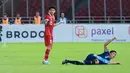 Pemain Guatemala, Julio Garcia Ramirez, terjatuh saat melawan Timnas Indonesia U-20 pada laga turnamen mini di Stadion Utama Gelora Bung Karno (SUGBK), Selasa (21/2/2023). Indonesia takluk 0-1 dari Guatemala. (Bola.com/M Iqbal Ichsan)
