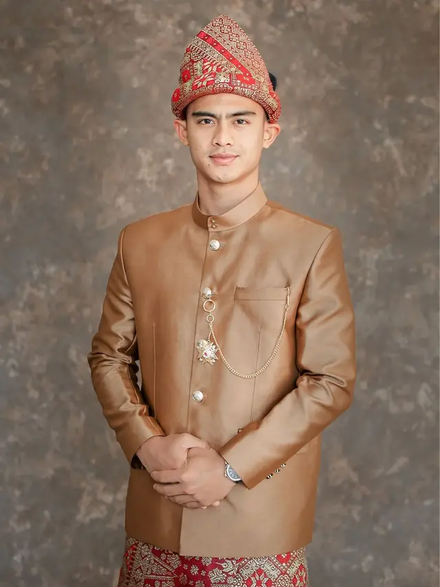 Potret Serasi Azizah Salsha dan Pratama Arhan Bak Pasangan Bangsawan dalam Balutan Adat Minang