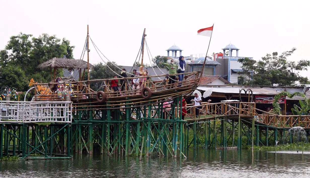 Warga menikmati Danau Cipondoh di Kota Tangerang, Banten, Rabu (20/10/2021). Banyak warga memanfaatkan hari libur Maulid Nabi untuk berwisata bersama keluarga di kawasan tersebut sebagai alternatif wisata di tengah kota. (Liputan6.com/Angga Yuniar)