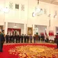 Presiden Joko Widodo atau Jokowi melantik Marsekal Madya Mohamad Tonny Harjono menjadi Kepala Staf Angkatan Udara (KSAU) di Istana Negara Jakarta, Jumat (5/4/2024). (Liputan6.com/Lizsa Egeham)