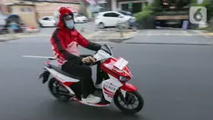 Kurir Lion Parcel mencoba motor listrik, GESITS buatan PT Wika Industri Manufaktur di Jakarta, Kamis (14/10/2021). Lion Parcel menjadi perusahaan logistik pertama di Indonesia yang mengimplementasikan penggunaan motor listrik dalam proses pengantaran paket. (Liputan6.com/Fery Pradolo)