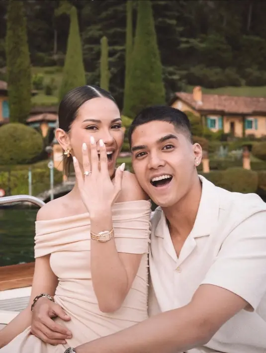 Kabar Alyssa Daguise memakai cincin pemberian Al Ghazali ini selaras dengan netizen yang penasaran kapan mereka menikah. Mengingat Maia Estianty, Ahmad Dhani, Risa Dewi beserta suami sudah merestui. (Liputan6.com/IG/@alyssadaguise)