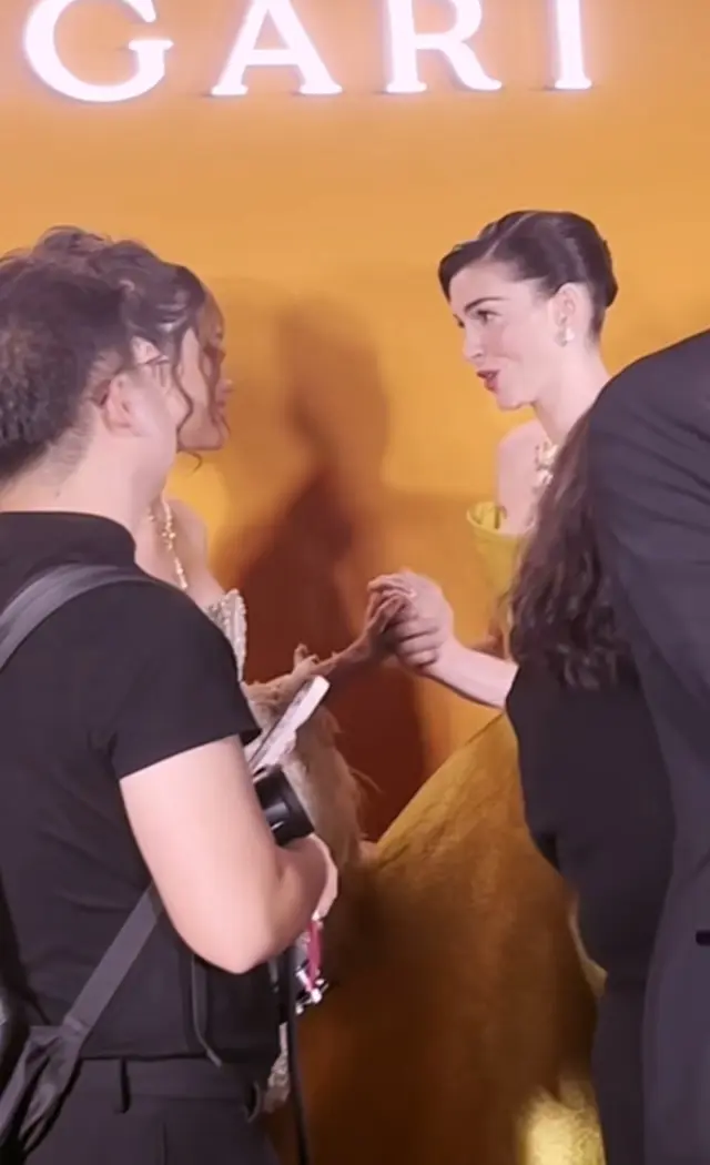 8 Potret akrab Cinta Laura dan Anne Hathaway di Shanghai, akrab bak bastie