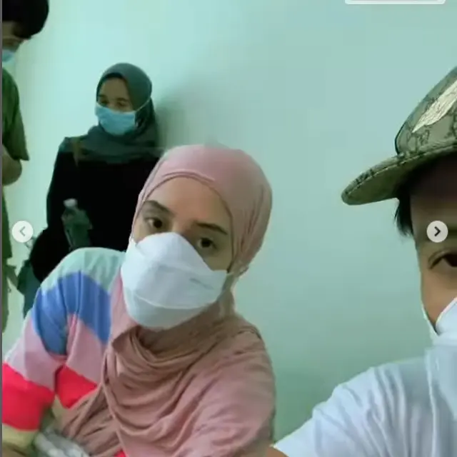 6 Potret Sonny Septian Rawat Ibu yang Sakit, Tetap Menemani Meski Belum Pulih