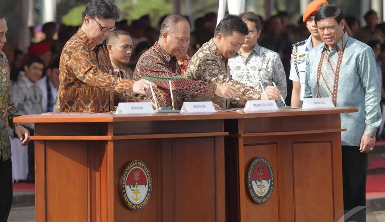Sejumlah menteri hadir di upacara peringatan Hari Bela Negara di Lapangan Silang Monas, Jakarta  (19/12/2014). (Liputan6.com/Faizal Fanani)