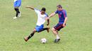 Legenda Manchester United, Denis Irwin (kanan), saat berebut bola dengan pemain Dream team B pada acara United Way Coaching Clinic You C 1000 di Stadion Soemantri Brojonegoro, Jakarta, Sabtu (7/5/2016). (Bola.com/Nicklas Hanoatubun)
