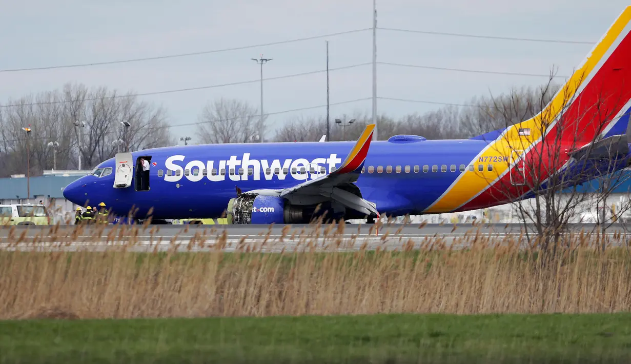 Pesawat Southwest Airlines mendarat darurat di Bandara Internasional Philadelphia akibat kerusakan pada mesin, Selasa (17/4). Satu tewas dalam insiden mesin pesawat yang tiba-tiba meledak saat mengudara. (David Maialetti/The Philadelphia Inquirer via AP)