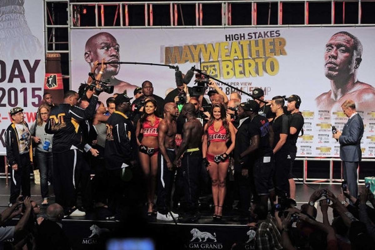 Jelang pertarungan, Mayweather dan Berto saling tatap