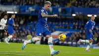 Pemain Chelsea Enzo Fernandez berlari menggiring bola saat melawan Fulham pada pertandingan sepak bola Liga Inggris di Stadion Stamford Bridge, London, Inggris, 3 Februari 2023. Enzo Fernandez langsung dimainkan sebagai starter oleh Chelsea. (AP Photo/Kirsty Wigglesworth)