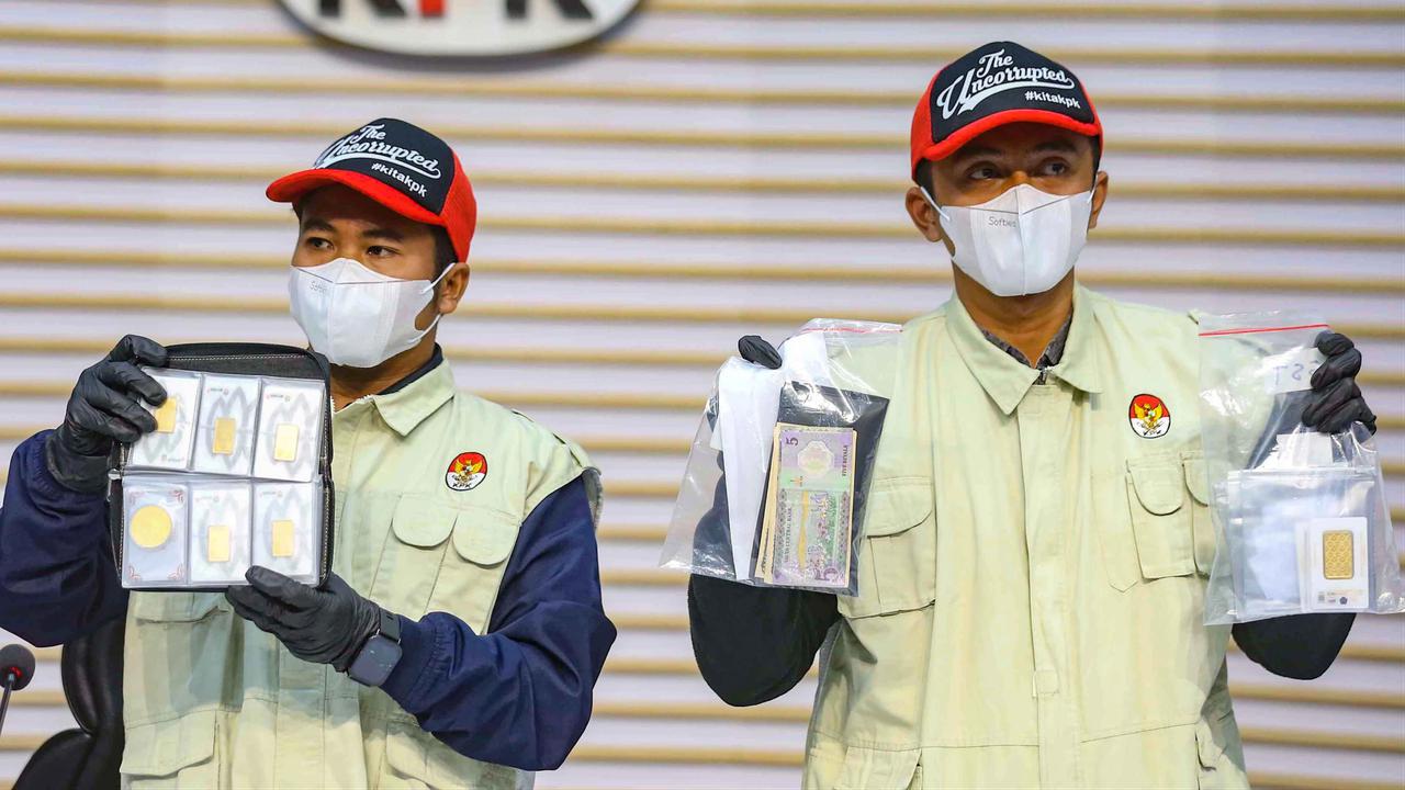 FOTO: KPK Tampilkan Barang Bukti OTT Kasus Dugaan Pemerasan Izin TKA