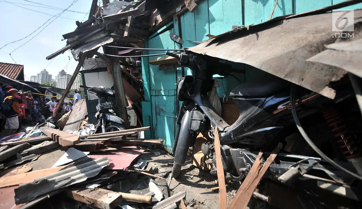 Kondisi sepeda motor tertimpa bangunan rumah yang ambruk akibat crane jatuh di kawasan Kemayoran, Jakarta, Kamis (6/12). Akibat kejidan tersebut menyebabkan tiga orang luka-luka. (Merdeka.com/Iqbal S. Nugroho)