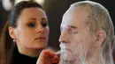Pekerja dari produksi Makinarium yang bekerja dibagian efek visual khusus untuk film menampilkan sebuah topeng lateks di Festival Palace, Cannes , Prancis , 14 Mei 2016. Topeng ini nantinya akan dipakai dalam film horor.( REUTERS / Regis Duvignau) 