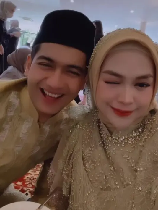 Ia juga tampil serasi dengan sang suami dengan baju senada. (Foto: Instagram: @riaricis1795)