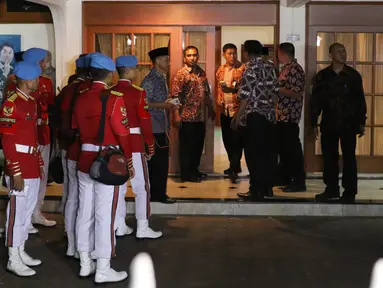 Anggota Pasukan Pengamanan Presiden (Paspampres) terlihat bersiap menyambut jenazah almarhum Presiden RI ke-3 BJ Habibie di kediamannya di Patra Kuningan, Jakarta Selatan, Rabu (11/9/2019). BJ Habibie meninggal dunia setelah menjalani perawatan di RSPAD. (Liputan6.com/Angga Yuniar)