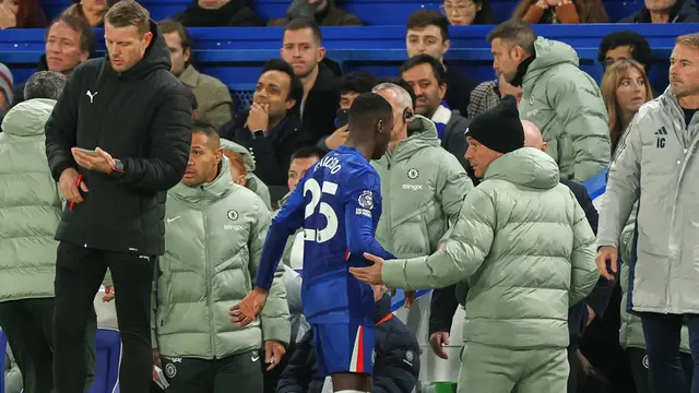 Moises Caicedo meninggalkan lapangan setelah menerima kartu merah pada laga Premier League antara Chelsea dan Arsenal