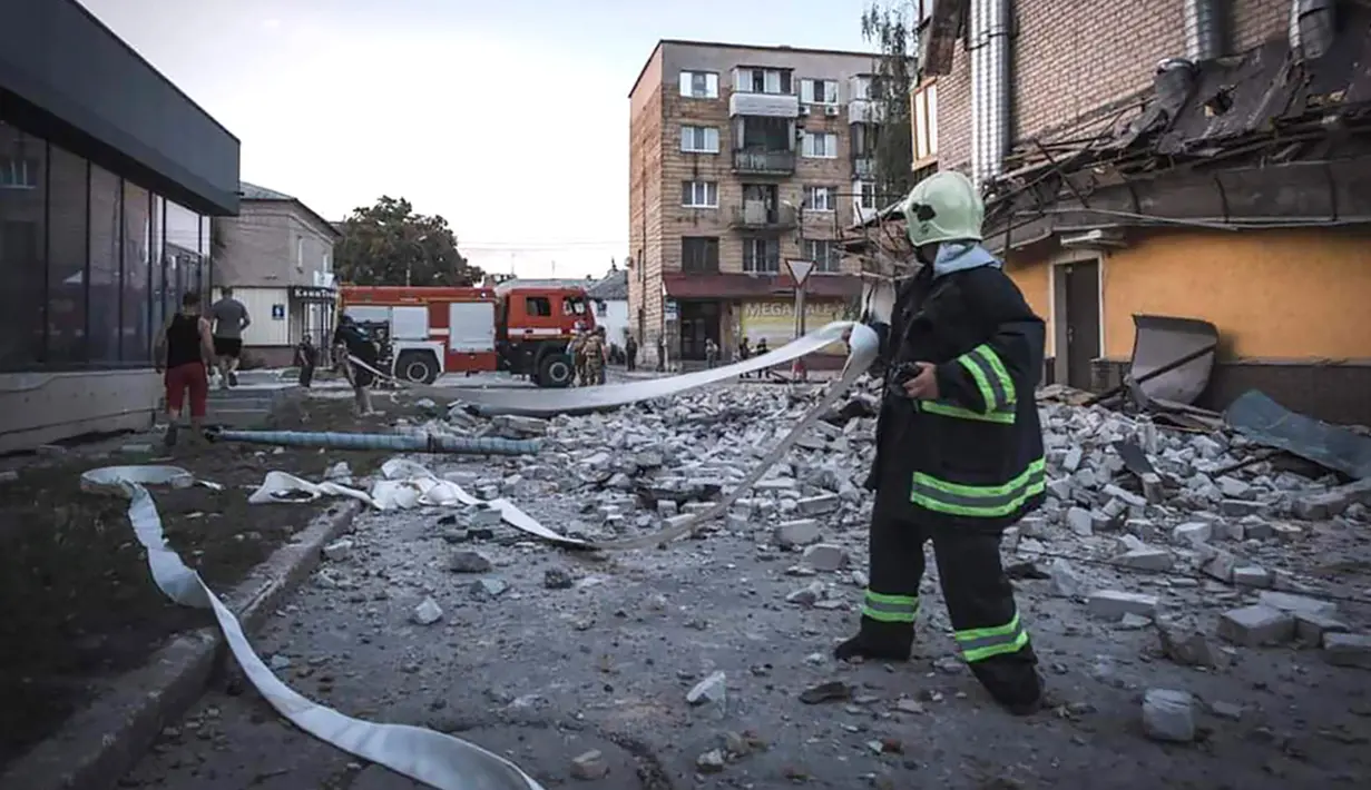 Dilansir dari ITV, Presiden Ukraina Volodymyr Zelensky menuduh Moskow mencoba untuk tidak meninggalkan apa pun kecuali "bebatuan pecah dan hangus" di Ukraina timur. (Ukrainian Emergency Service via AP Photo)