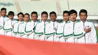 Pemain Timnas Indonesia U-19 menyanyikan lagu kebangsaan sebelum bertanding melawan Korea Selatan pada laga ketiga kualifikasi Piala Asia U-19 2018 di Paju Public Stadium, Korsel (4/11). Timnas kalah 4-0 dari Korsel. (AFP Photo/Kim Doo-Ho)