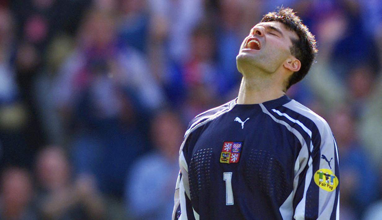 Pavel Srnicek. Kiper yang telah tutup usia pada 29 Desember 2015 di usia 47 tahun akibat serangan jantung saat jogging ini pernah bermain di Liga Inggris bersama 4 klub, yaitu Newcastle United, Sheffield Wednesday, Portsmouth dan West Ham United. Ia didatangkan Newcastle United, klub yang diperkuatnya dalam dua periode, dari Banik Ostrava pada pertengahan musim 1990/1991 dengan nilai transfer 400 ribu euro. Dalam dua periode tersebut, ia berhasil mencatatkan penampilan sebanyak 184 kali di semua ajang dengan torehan 66 kali clean sheet dan kebobolan 190 gol. Ia pensiun bersama Newcastle United pada awal musim 2007/2008 di periode keduanya bersama The Magpies. (AFP/Patrick Hertzog)