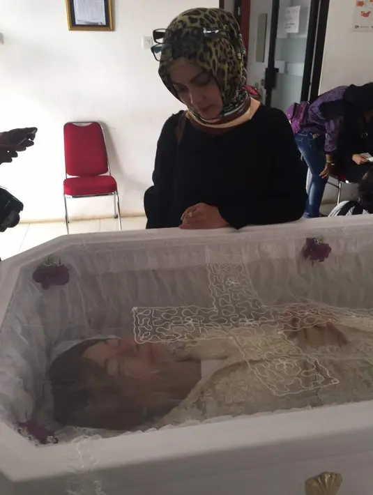 “Mamanya stress. Anak-anaknya sangat tegar. Mereka Alika dan Aurelia bilang tante jangan nangis terus. Saya dekat sama mereka. Mama sih nangis. Anaknya gak nangis sama sekali," tutur Firda Kussler. (Fathan Rangkuti/Bintang.com)