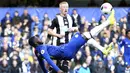 Pemain Chelsea melepaskan tendangan Salto saat melawan Newcastle United pada laga Premier League 2019 di Stadion Stamford Bridge, Sabtu (19/10). Chelsea menang 1-0 atas Newcastle United. (AP/Steven Paston)