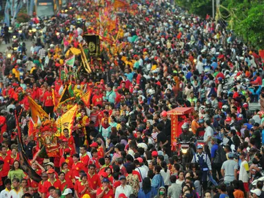 Peserta membawa patung dewa pada karnaval perayaan Cap Go Meh di Glodok, Jakarta, Minggu (21/2). Perayaan yang merupakan rangkaian terakhir masa perayaan Imlek itu diikuti 1477 peserta dengan menampilkan berbagai kesenian. (Liputan6.com/Faisal R Syam)