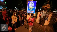 Sejumlah warga mengikuti Malam Peringatan Hari Kartini di Jl Malioboro, Yogyakarta, Rabu (20/4). Acara tersebut diramaikan dengan pawai keliling sepeda onthel. (Liputan6.com/Boy Harjanto)