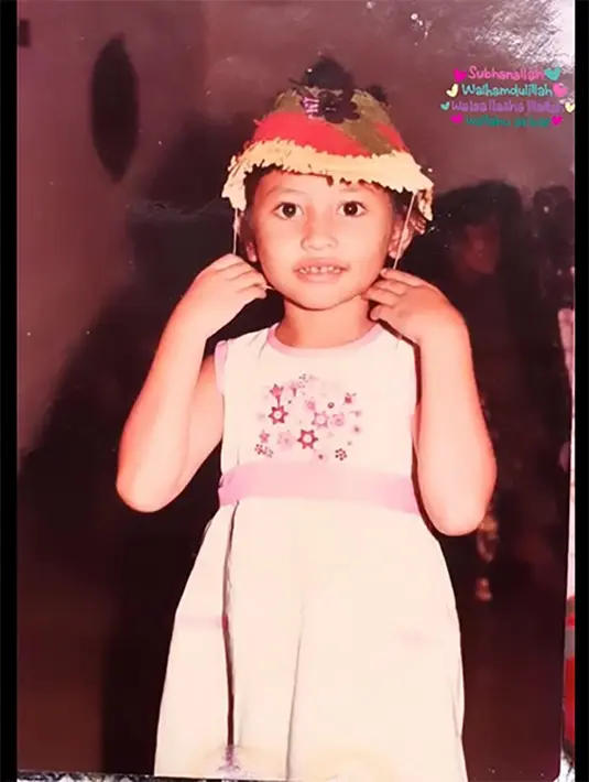 Banyak warganet yang memuji Annisa cantik sejak kecil. Tampak lucu memakai topi kertas berwarna merah dengan hiasan bunga. [Instagram/hapsarianissa29]