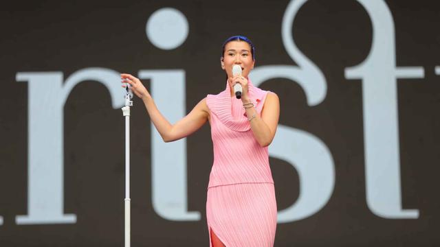 Tampil Menawan dan Penuh Energi, Christie Buka KLBB 2026 dengan Meriah