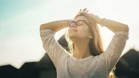 Ilustrasi wanita sedang menghirup udara segar. (Sumber: Unsplash)