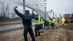 Narapidana mulai memasang pagar kedua di perbatasan Hungaria - Serbia, dekat Kelebia, 1 Maret 2017. Pagar perbatasan itu dilengkapi alat kejut listrik, sensor panas, kamera dan pengeras suara untuk mengusir para imigran. (Sandor Ujvari/MTI via AP)