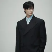 Melihat pesona karismatik Byeon Wooseok yang jadi brand ambassador Prada (Prada)