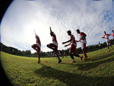 Anak-anak usia di bawah 14 tahun yang tergabung dalam Imran Soccer Academy (ISA) berlatih di Lapangan Kampus Trisakti, Ciangsana, Gunung Putri, Bogor. (Bolacom/Arief Bagus)