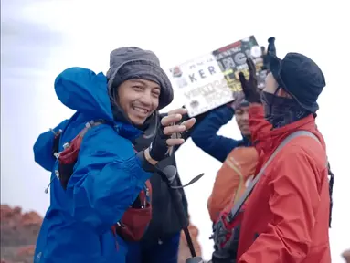 Gunung Kerinci, puncak tertinggi di Sumatera, menjadi salah satu saksi perjalanan Fiersa Besari dalam menjadikan gunung sebagai rumah keduanya. Baginya, mendaki bukan sekadar hobi, melainkan sebuah adiksi yang sulit dilepaskan. (Liputan6.com/Youtube/FiersaBesari)