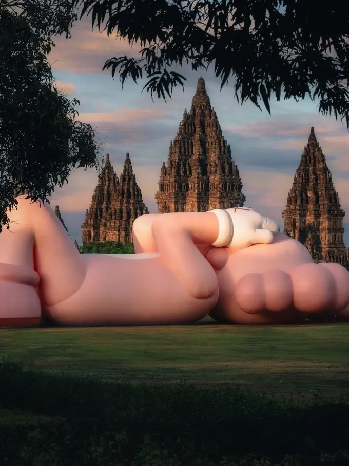 "KAWS: HOLIDAY" INDONESIA