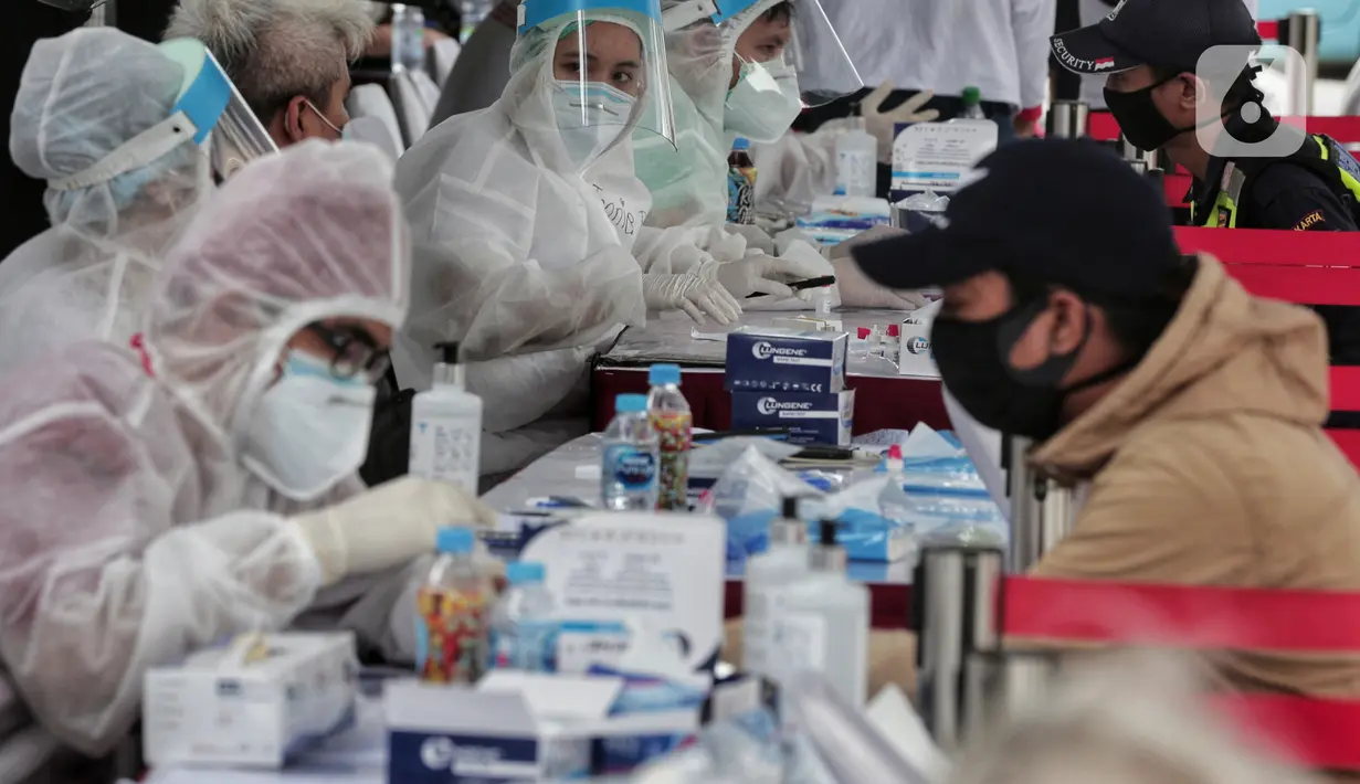 Warga mengikuti Rapid Test di Bundaran Hotel Indonesia, Jakarta, Selasa (26/5/2020). Rapid test ini dilakukan bertujuan mendeteksi serta memutus rantai penyebaran virus Corona (COVID-19) dan rapid test ini gratis dengan menunjukkan KTP. (Liputan6.com/Johan Tallo)