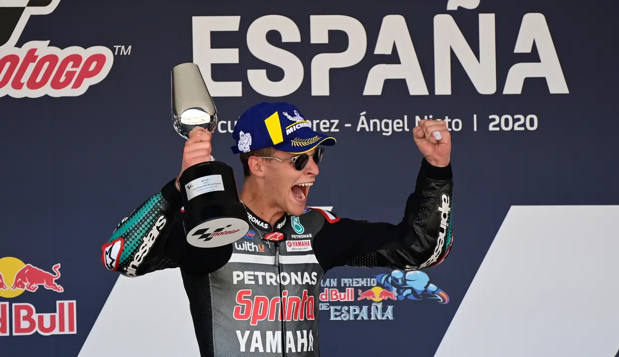 Pembalap tim satelit Petronas Yamaha, Fabio Quartararo, merayakan kemenangan usai menjuarai MotoGP 2020 di Sirkuit Jerez, Spanyol, Minggu (19/7/2020). Quartararo berhasil finis di posisi pertama dengan catatan waktu 41 menit 23,796 detik. (AFP/Javier Soriano)