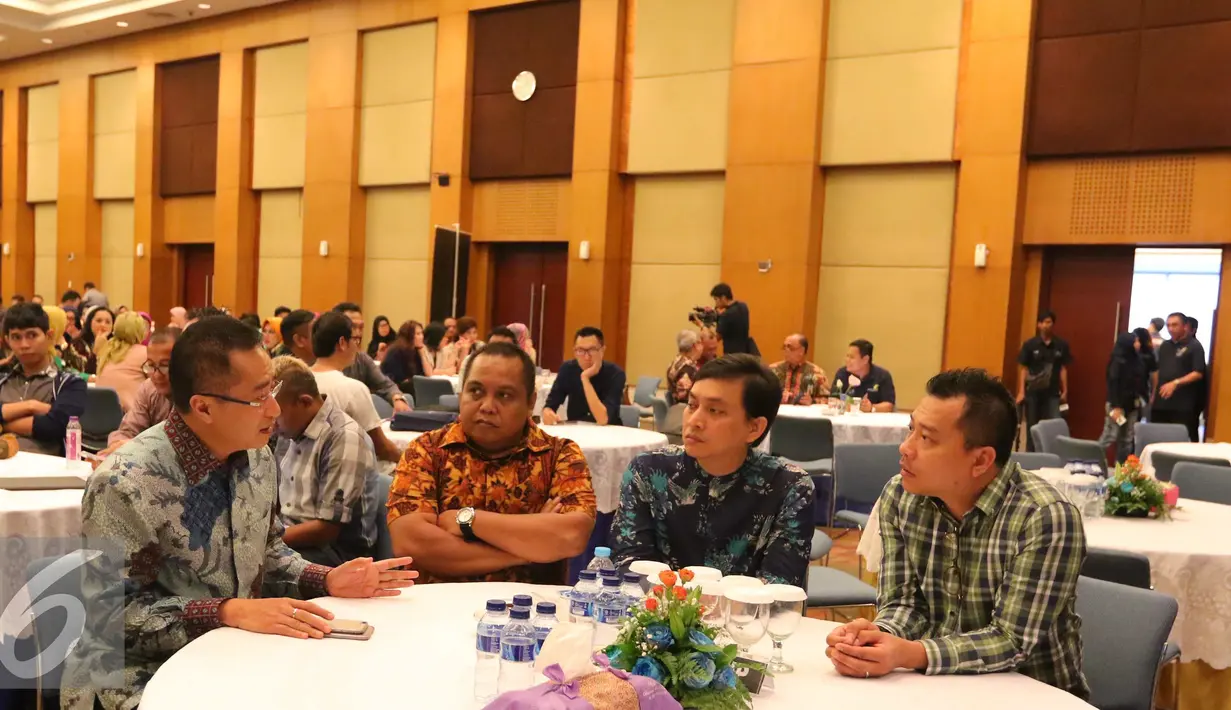 Muhammad Haniv (kiri) bersama Anang Hermansyah (kanan) dan artis Yovie Widianto (kedua kanan) saat sosialisai Tex Amnesty dengan para artis dan Ikatan Manager Artis Indonesia (Imarindo)  di Jakarta, Selasa (23/8). (Liputan6.com/Angga Yuniar)