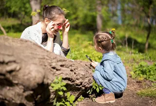 kondisi kurangnya paparan terhadap alam ini dikenal dengan istilah nature deficit disorder (NDD). Meski bukan diagnosis medis resmi, konsep ini menjelaskan bagaimana minimnya waktu di alam dapat memengaruhi kesehatan mental dan fisik, terutama pada anak-anak. (foto/dok: freepik)