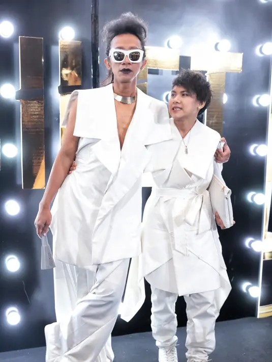 Aming dan Evelin tampil nyentrik saat berjalan di karpet hitam, pada acara penghargaan acara infotainment salah satu televisi swasta tersebut. Kostum samurai dipilih oleh pasangan ini pada Senin (31/10) malam.  (Adrian Putra/Bintang.com)