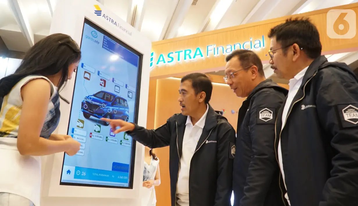 Chief Astra Financial Adi Sepiarso, Project Director GIIAS 2019 Gunawan Salim dan Koordinator Komunikasi Astra Financial, Yulian Warman bermain games pada Media Gathering di Medan, Rabu (23/10/2019). GIIAS 2019 Astra Financial mengangkat tema Inspiring Financial Solution. (Liputan6.com/HO/Eko)