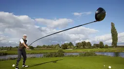  Karsten Maas dari Denmark berhasil membuat stik golf terpanjang di dunia. Stik golf yang Panjangnya 4.37 m ini juga bisa digunakan memukul bola sejauh 165.46m (AFP PHOTO / GUINNESS WORLD RECORDS / RANALD)