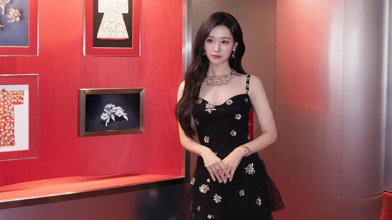 Kim Ji Won kenakan ratusan juta saat hadir BVLGARI Kaleidos di Tokyo. [@geewonii]