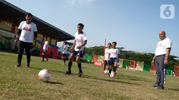 Pelatih Tim Nasional U23 Indra Sjafri (kiri) disaksikan Presiden Direktur PT AIA Financial Sainthan Satyamoorthy (kanan) saat mengikuti kegiatan AIA Sepakbola Untuk Negeri yang diikuti 60 siswa sekolah sepakbola di Stadion Mini Pancing, Medan, Sumatera Utara, Selasa (7/1/2020). (Liputan6.com/HO/Ady)