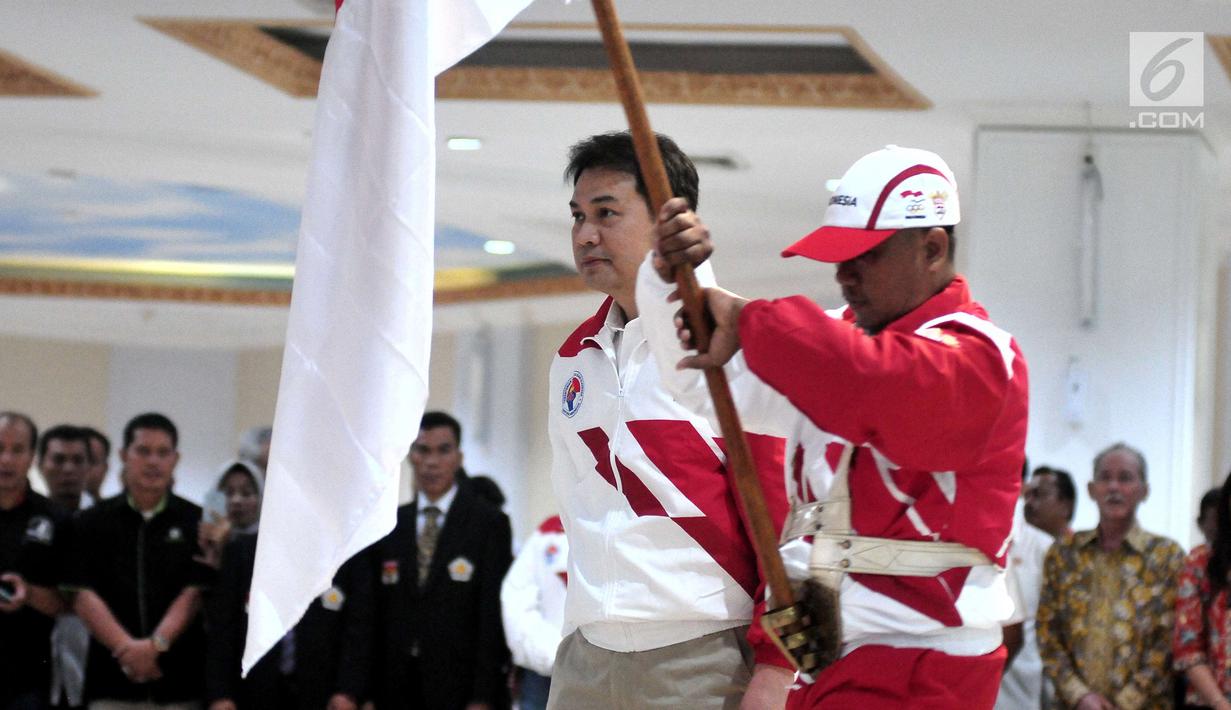 Ketua Kontingen Indonesia di SEA Games 2017 Kuala Lumpur, Aziz Syamsuddin saat mengikuti upacara Pengukuhan Kontingen Indonesia untuk SEA Games Kuala Lumpur 2017 di Auditorium Wisma Menpora, Jakarta, Rabu (8/2). (Liputan6.com/Helmi Afandi)