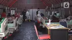 Pasien yang terpapar Covid-19 saat mendapatkan perawatan di dalam tenda darurat yang didirikan di RSUP dr Sintanala, Kota Tangerang, Rabu (30/6/2021). Tenda Darurat di RSUP dr. Sintanala langsung penuh hingga pasien yang terus berdatangan harus mengantri sampai keluar tenda. (Liputan6.com/Angga Yuni