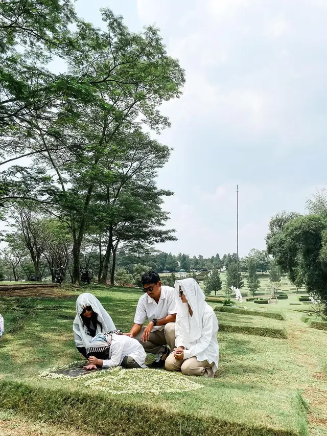 6 Momen Ririn Ekawati Ziarah ke Makam Mendiang Suami Bareng Ibnu Jamil dan Buah Hati