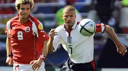 Gelandang Timnas Inggris, David Beckham yang telah pensiun bersama timnas usai Piala Dunia 2010 tercatat memiliki total 115 caps bersama Three Lions dengan torehan 17 gol. Namun tak satupun gol dicetaknya dalam 2 edisi Euro yang diikutinya pada 2000 dan 2004. Dari total 7 laga, ia hanya menorehkan 5 assist. (AFP/Janek Skarzynski)